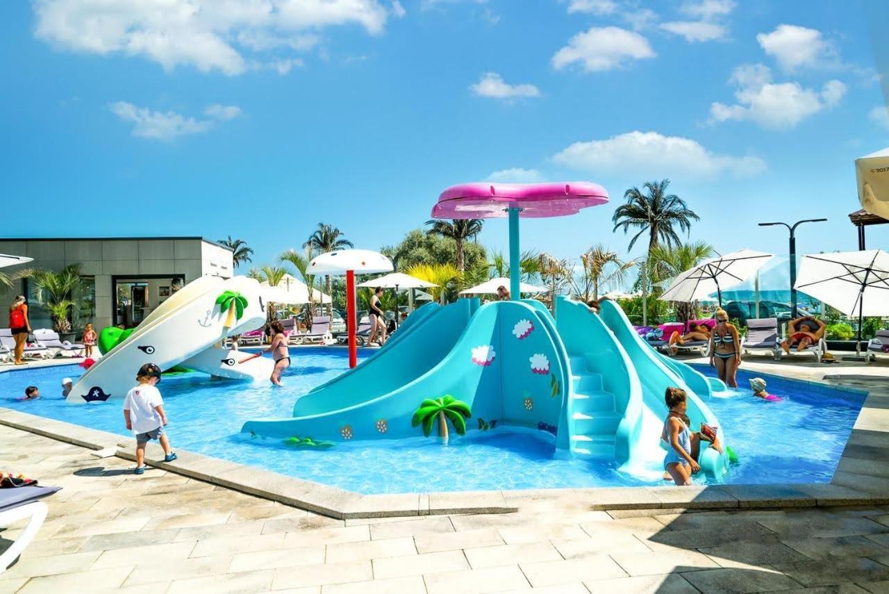Mur Apartament Alezzi Beach Resort Navodari Ngoại thất bức ảnh